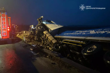 ДТП на Дніпропетровщині: водія фури заблокувало у кабіні