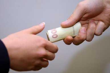 На Харківщині поліцейського викрили на хабарі за зняття з розшуку