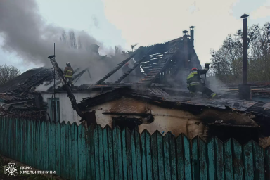 На Хмельниччині під час ліквідації пожежі вогнеборці врятували трьох людей