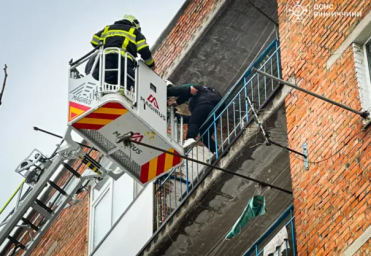 У Вінниці через вікна врятували дітей під час пожежі в багатоповерхівці