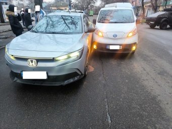 У центрі Миколаєва зіткнулися два електромобілі У центрі Миколаєва зіткнулися два електромобілі