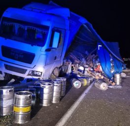 На трасі Київ–Одеса вантажівка протаранила огородження через перевищену швидкість