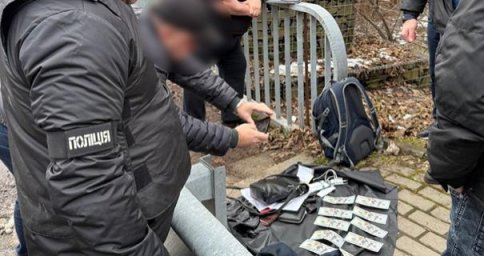 На Закарпатті суддю затримали на хабарі у 1300 доларів за скасування арешту деревини