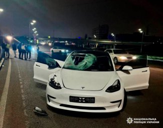 У Києві водій Tesla смертельно травмував 13-річну дівчину на переході У Києві водій Tesla смертельно травмував 13-річну дівчину на переході