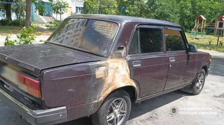 В Одесі двох молодиків підозрюють у підпалі автомобіля: їм загрожує до 10 років ув’язнення