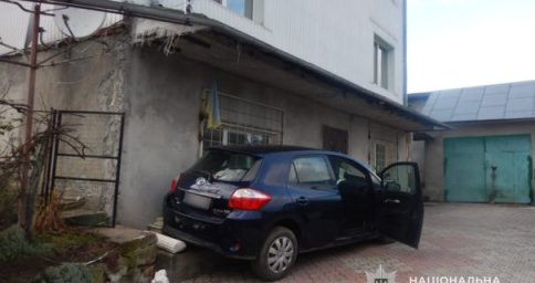 На Тернопільщині чоловіка смертельно придавило власне авто