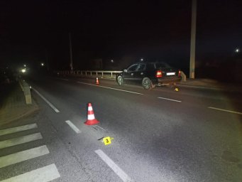 У Львівському районі автомобіль збив 47-річну жінку: потерпіла в лікарні