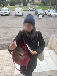 В Ужгороді агресивна жінка розбила скло на проспекті Свободи і втекла