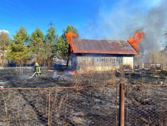 На Львівщині через підпал сухої трави загорівся житловий будинок