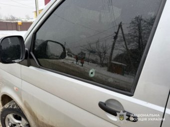 Біля Львова водій Volkswagen обстріляв бус ТЦК та втік з місця події