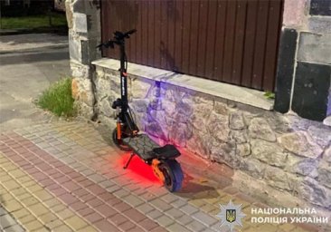 На Хмельниччині підліток на електросамокаті збив пенсіонерку: жінка в лікарні