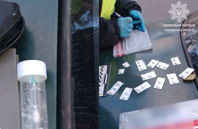 У Полтаві водій відмовився від огляду та потрапився з імовірними наркотиками в авто У Полтаві водій відмовився від огляду та потрапився з імовірними наркотиками в авто