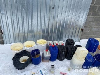 Виготовляли психотропи на понад 40 мільйонів гривень щомісяця: у Черкасах судитимуть учасників нарко
